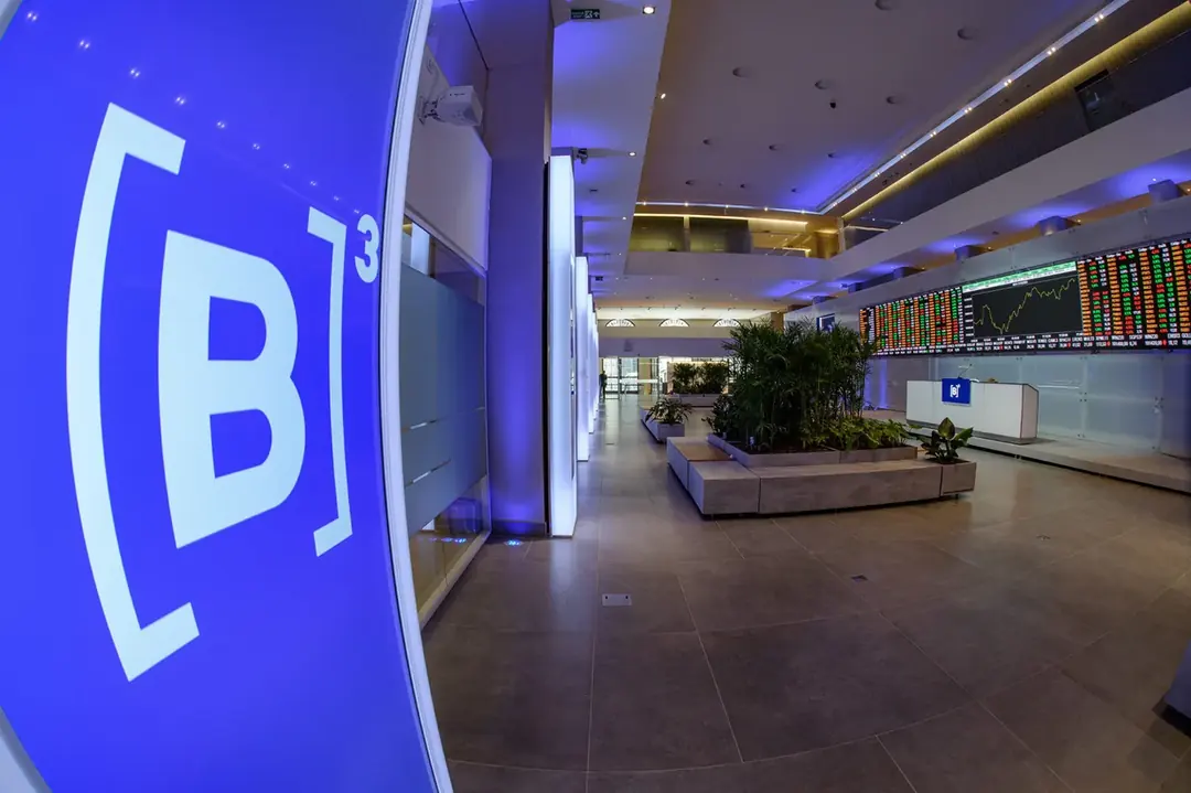 Salão da B3, a bolsa brasileira, iluminado em azul.